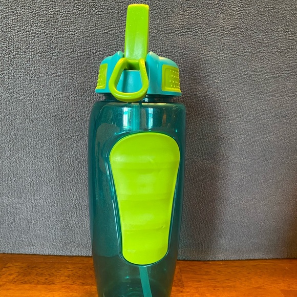 Six various water bottles - Picture 4 of 12